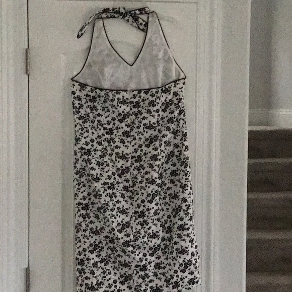 Halter dress with pretty, feminine black and white floral print - Picture 3 of 3